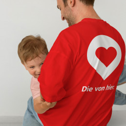Mann mit seinem Kind tr&auml;gt T-shirt mit dem Locator und dem Slogan der Kampange die von hier der Kampagne Werra-Mei&szlig;ner