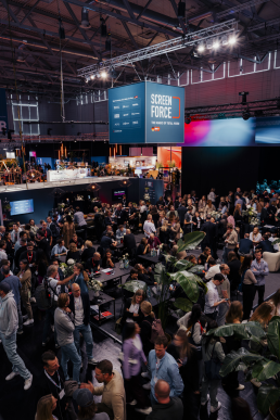 DMEXCO der K&ouml;lnmesse, Hallenaufsicht mit Hunderten Besuchern