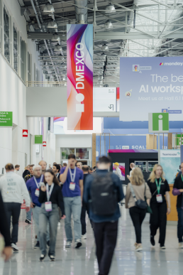 Boulevard der Kölnmesse während der DMEXCO, Besucher und Besucherinnen in den Gängen der Messe, L Bannen mit dem DMEXCO Logo und Verlauf hängen von der Decke