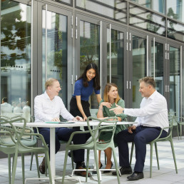 GETEC Team in gemeinsamer Besprechung, lachende Personen interagieren miteinander