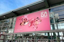 Keyvisual der ISM Ingredients, Gro&szlig;er Banner am Eingang einer Messehallle