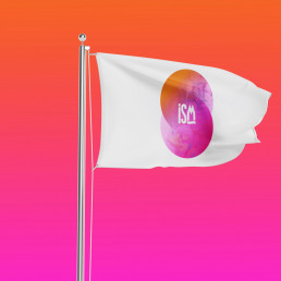 Flagge auf orange-pinken Verlauf, Wei&szlig;e Flagge mit farbigen Keyvisual der ISM Ingredients