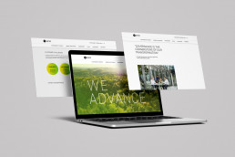 Dreifache Ansicht der digitalen Umsetzung des Nachhaltigkeitsberichtes, Seiten vor und hinter dem Laptop, Landing Page und Themenseiten des Berichts