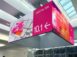 Bildschirmw&uuml;rfel auf der K&ouml;lnmesse, Leitsystem der ISM, Lageplan und Keyvisual auf digitalem Bildschirm