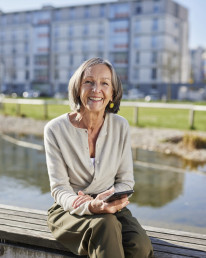 Silver Surferin, Kundin der Volksbank Pur Marliese Vogt, Seniorin die das Onlinebanking der Volksbank nutzt