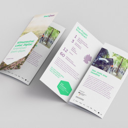 SmartQuart Flyer mit Nachhaltigen Konzepten, Zwei aufgeklappte Flyer mit Text, Bild und Grafiken