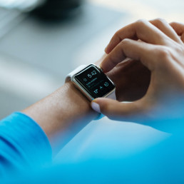 Sportlerin, die ihre Smartwatch bedient