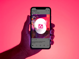 Keyvisual auf Social Media Kanal, Hand h&auml;lt Telefon, pinker Hintergrund