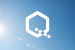 SmartQuart Logo in weiß, Bild von klarem Himmel mit Sonnenstrahlen im Hintergrund