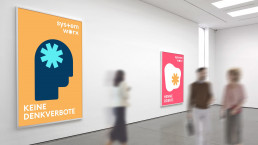 Posterreihe von systemworx, Ausstellungsformat in hellem Raum, Menschen mit Bewegungsunsch&auml;rfe laufen an den Postern vorbei