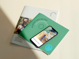 Verschiedene Druckexemplare des Cranach Kreis, Magazin und Flyer, Mobile Ansicht der Webseite