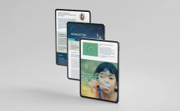 Tablet-Ansicht der Cranach Kreis Website, Weitere Tablets mit Newsletter und Inhalten eines Flyers bespielt