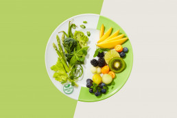 Grafik für die Fachmesse Organic, Anuga, Grüner und grauer Hintergrund, zwei halbe Teller die einen ganzen Bilden, diverses Obst und Gemüse