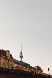 Berliner S-Bahn f&auml;hrt an Geb&auml;uden vorbei, Fernsehturm im Hintergrund